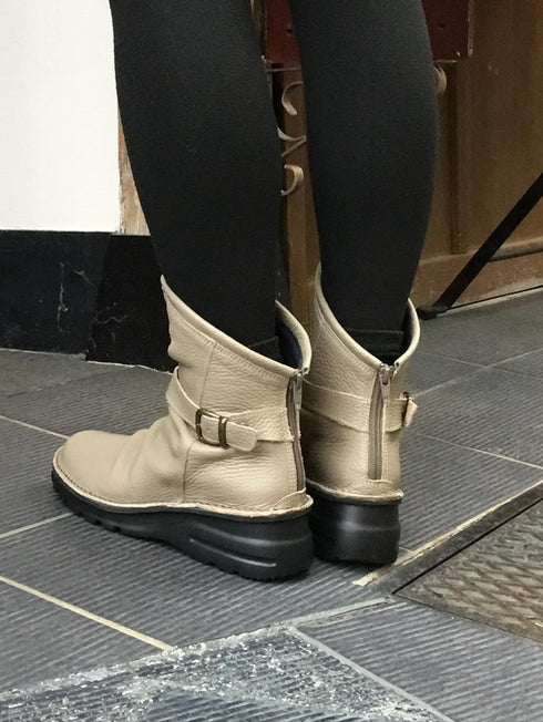 【TODAY'S 328 チョコレート】軽量本革バックルベルト付き バックジップブーツ