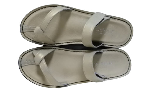 【インコルジェ8825 シャンパンゴールド】甲ストラップで、足元をしっかり安定させるトングサンダル