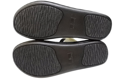 【インコルジェ8825 シャンパンゴールド】甲ストラップで、足元をしっかり安定させるトングサンダル