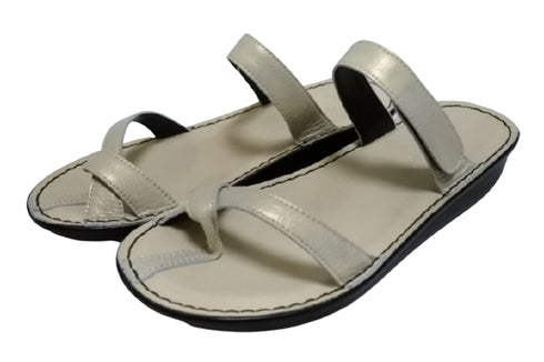 【インコルジェ8825 シャンパンゴールド】甲ストラップで、足元をしっかり安定させるトングサンダル