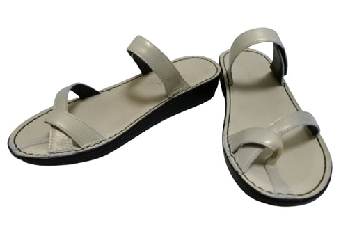 【インコルジェ8825 シャンパンゴールド】甲ストラップで、足元をしっかり安定させるトングサンダル