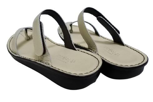 【インコルジェ8825 シャンパンゴールド】甲ストラップで、足元をしっかり安定させるトングサンダル