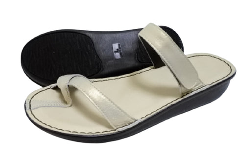 【インコルジェ8825 シャンパンゴールド】甲ストラップで、足元をしっかり安定させるトングサンダル