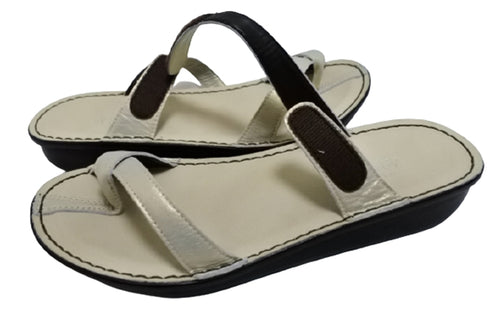 【インコルジェ8825 シャンパンゴールド】甲ストラップで、足元をしっかり安定させるトングサンダル