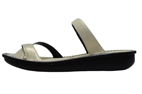 【インコルジェ8825 シャンパンゴールド】甲ストラップで、足元をしっかり安定させるトングサンダル