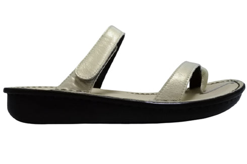 【インコルジェ8825 シャンパンゴールド】甲ストラップで、足元をしっかり安定させるトングサンダル