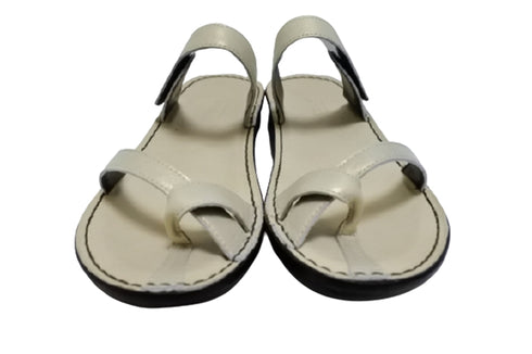 【インコルジェ8825 シャンパンゴールド】甲ストラップで、足元をしっかり安定させるトングサンダル