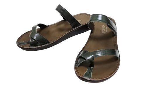 【インコルジェ8825 ダークグリーン】甲ストラップで、足元をしっかり安定させるトングサンダル