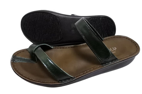 【インコルジェ8825 ダークグリーン】甲ストラップで、足元をしっかり安定させるトングサンダル