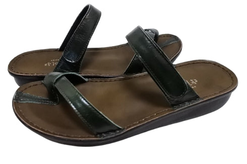 【インコルジェ8825 ダークグリーン】甲ストラップで、足元をしっかり安定させるトングサンダル