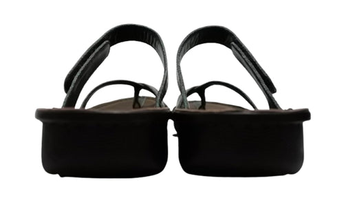 【インコルジェ8825 ダークグリーン】甲ストラップで、足元をしっかり安定させるトングサンダル