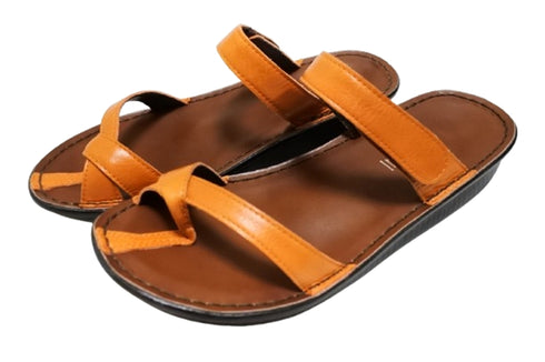【インコルジェ8825 オレンジ】甲ストラップで、足元をしっかり安定させるトングサンダル