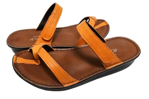 【インコルジェ8825 オレンジ】甲ストラップで、足元をしっかり安定させるトングサンダル