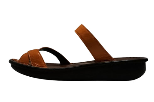 【インコルジェ8825 オレンジ】甲ストラップで、足元をしっかり安定させるトングサンダル