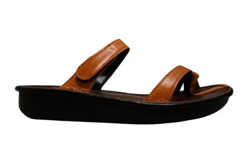 【インコルジェ8825 オレンジ】甲ストラップで、足元をしっかり安定させるトングサンダル