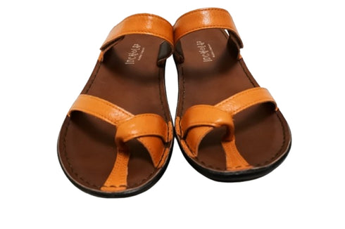 【インコルジェ8825 オレンジ】甲ストラップで、足元をしっかり安定させるトングサンダル