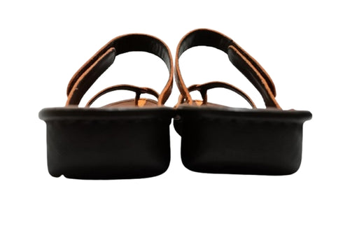 【インコルジェ8825 オレンジ】甲ストラップで、足元をしっかり安定させるトングサンダル