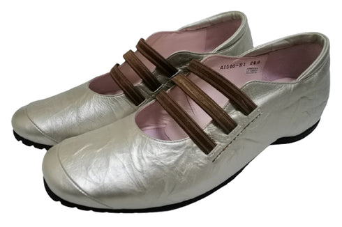 【…AShiOtO A1540 アイボリーメタル】本革超軽量ゴムストラップシューズ モデルサイズ