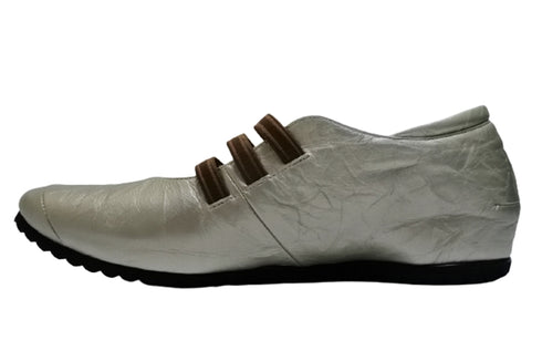 【…AShiOtO A1540 アイボリーメタル】本革超軽量ゴムストラップシューズ モデルサイズ