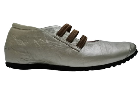 【…AShiOtO A1540 アイボリーメタル】本革超軽量ゴムストラップシューズ モデルサイズ