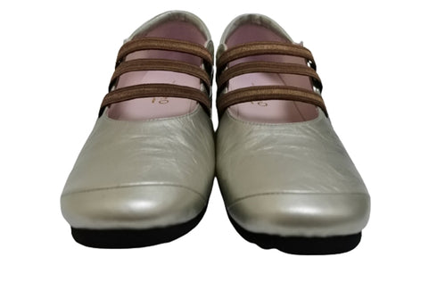 【…AShiOtO A1540 アイボリーメタル】本革超軽量ゴムストラップシューズ モデルサイズ