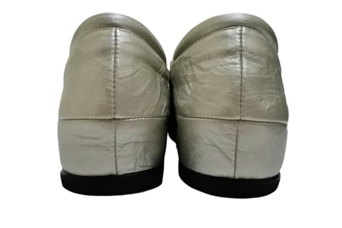 【…AShiOtO A1540 アイボリーメタル】本革超軽量ゴムストラップシューズ モデルサイズ