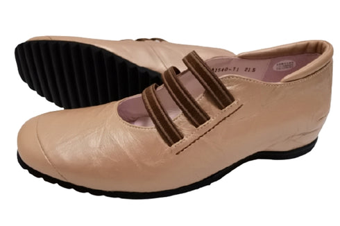 【…AShiOtO A1540 ピンクベージュメタル】本革超軽量ゴムストラップシューズ モデルサイズ