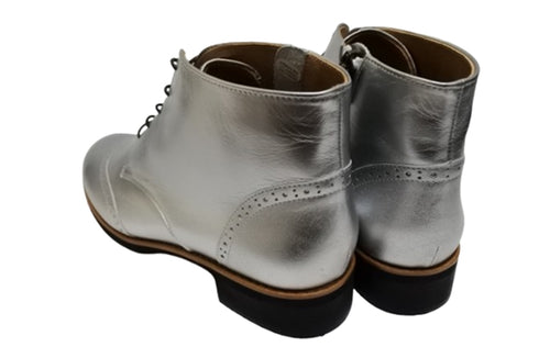 【…AShiOtO A91330 シルバー】サイドジップメダリオンチャッカーブーツ モデルサイズ