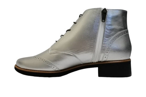 【…AShiOtO A91330 シルバー】サイドジップメダリオンチャッカーブーツ モデルサイズ