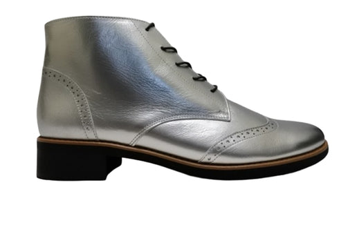 【…AShiOtO A91330 シルバー】サイドジップメダリオンチャッカーブーツ モデルサイズ