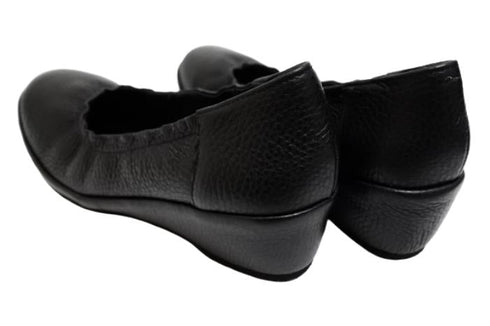 【arui_toe 1100 ブラック】伸縮ゴムの本革コンフォートスリッポン