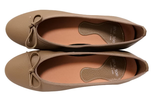 【arui_toe 1701 グレージュ】リボンモチーフ本革パンプス