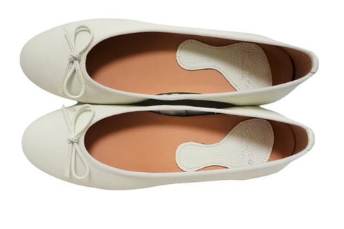 【arui_toe 1701 オフホワイト】リボンモチーフ本革パンプス