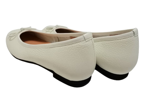 【arui_toe 1701 オフホワイト】リボンモチーフ本革パンプス