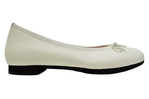 【arui_toe 1701 オフホワイト】リボンモチーフ本革パンプス