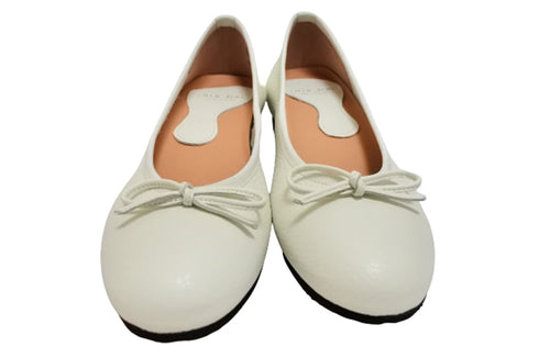 【arui_toe 1701 オフホワイト】リボンモチーフ本革パンプス