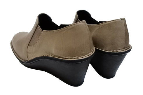 【インコルジェ 2027 オークベージュ】ウェッジハイヒールスリッポンシューズ