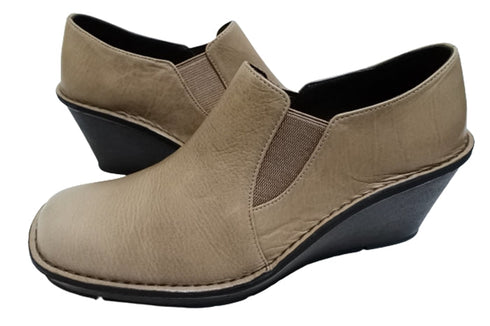 【インコルジェ 2027 オークベージュ】ウェッジハイヒールスリッポンシューズ