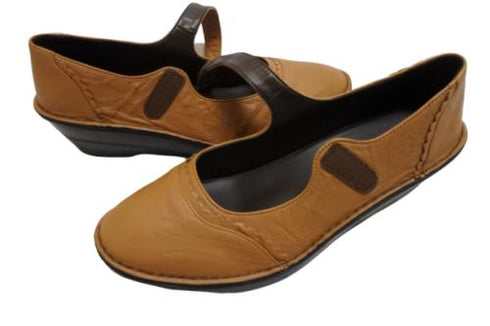 【インコルジェ3211 ブラウン】レース風飾りつき上品ストラップシューズ