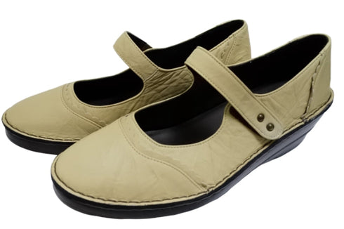 【インコルジェ3211 グレージュ】レース風飾りつき上品ストラップシューズ