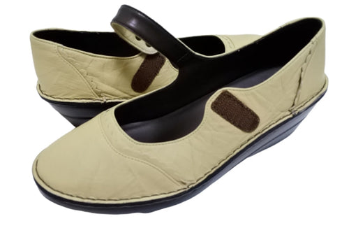 【インコルジェ3211 グレージュ】レース風飾りつき上品ストラップシューズ