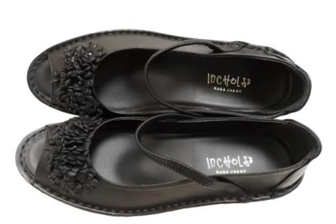【インコルジェ 3221 ブラック】フラワーモチーフオープントゥシューズ