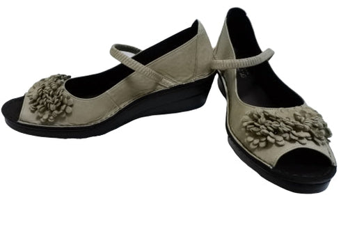 【インコルジェ 3221 グレージュ】フラワーモチーフオープントゥシューズ