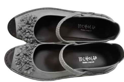 【インコルジェ 3221 ライトブルー】フラワーモチーフオープントゥシューズ