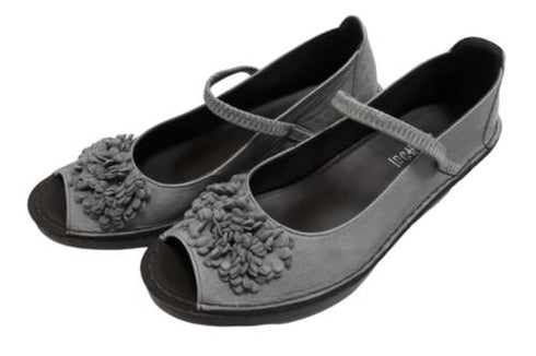 【インコルジェ 3221 ライトブルー】フラワーモチーフオープントゥシューズ