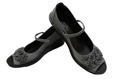 【インコルジェ 3221 ライトブルー】フラワーモチーフオープントゥシューズ