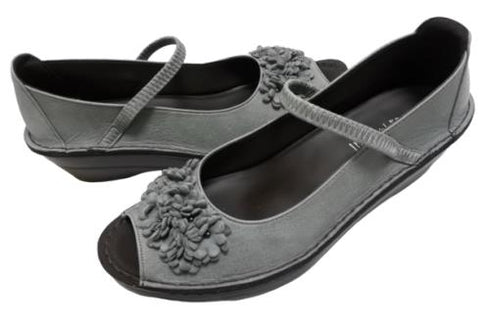 【インコルジェ 3221 ライトブルー】フラワーモチーフオープントゥシューズ