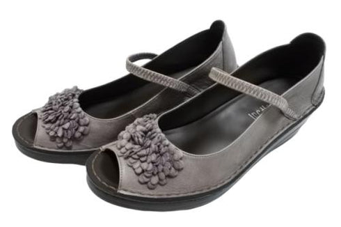 【インコルジェ 3221 パープル】フラワーモチーフオープントゥシューズ