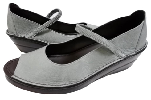 【インコルジェ 32211 ライトブルー】シンプルなオープントゥシューズ