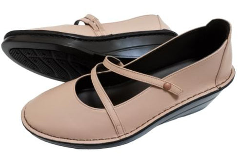 【インコルジェ3254 ライトピンク】ウェッジソールななめストラップパンプス